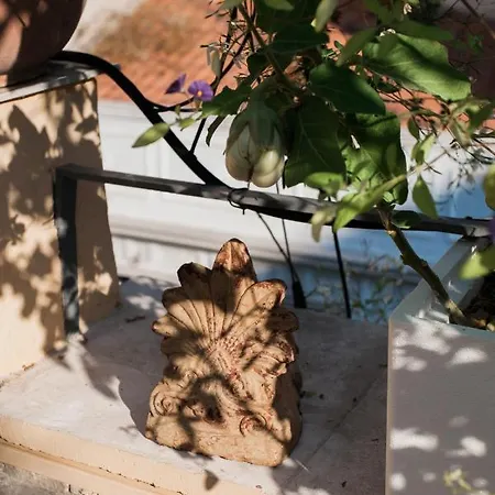 Delightful 2 Bedr-2 Bath With Access To Rooftop Garden - Ep9u *