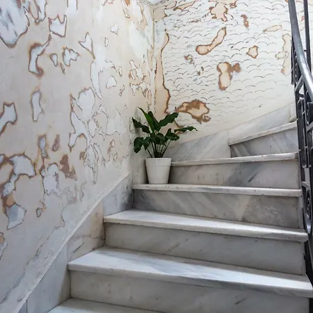Delightful 2 Bedr-2 Bath With Access To Rooftop Garden - Ep9u *